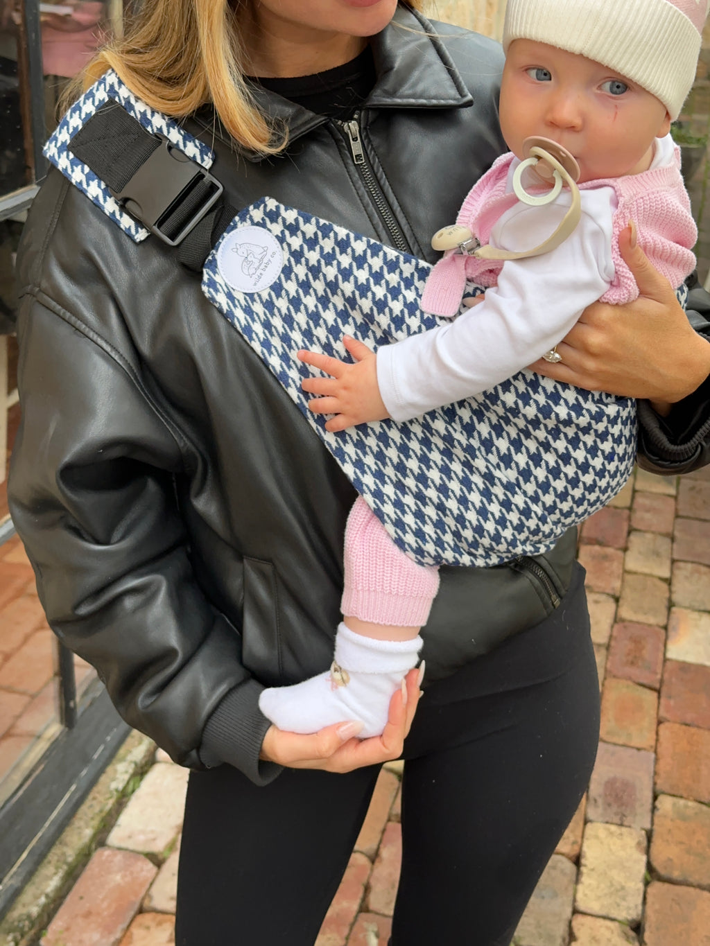 Harbour | Mum carrying baby in ever carrier closeup 