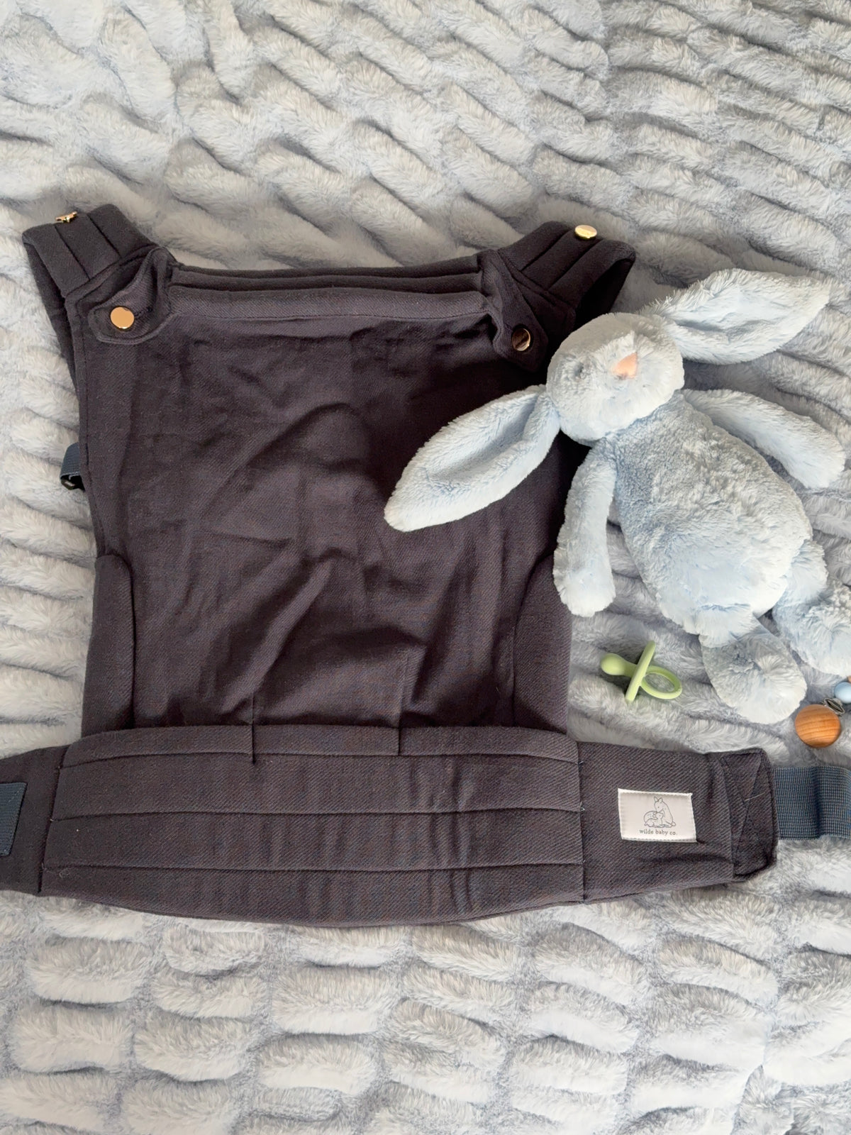 Coast | August baby carrier flat lay / product image