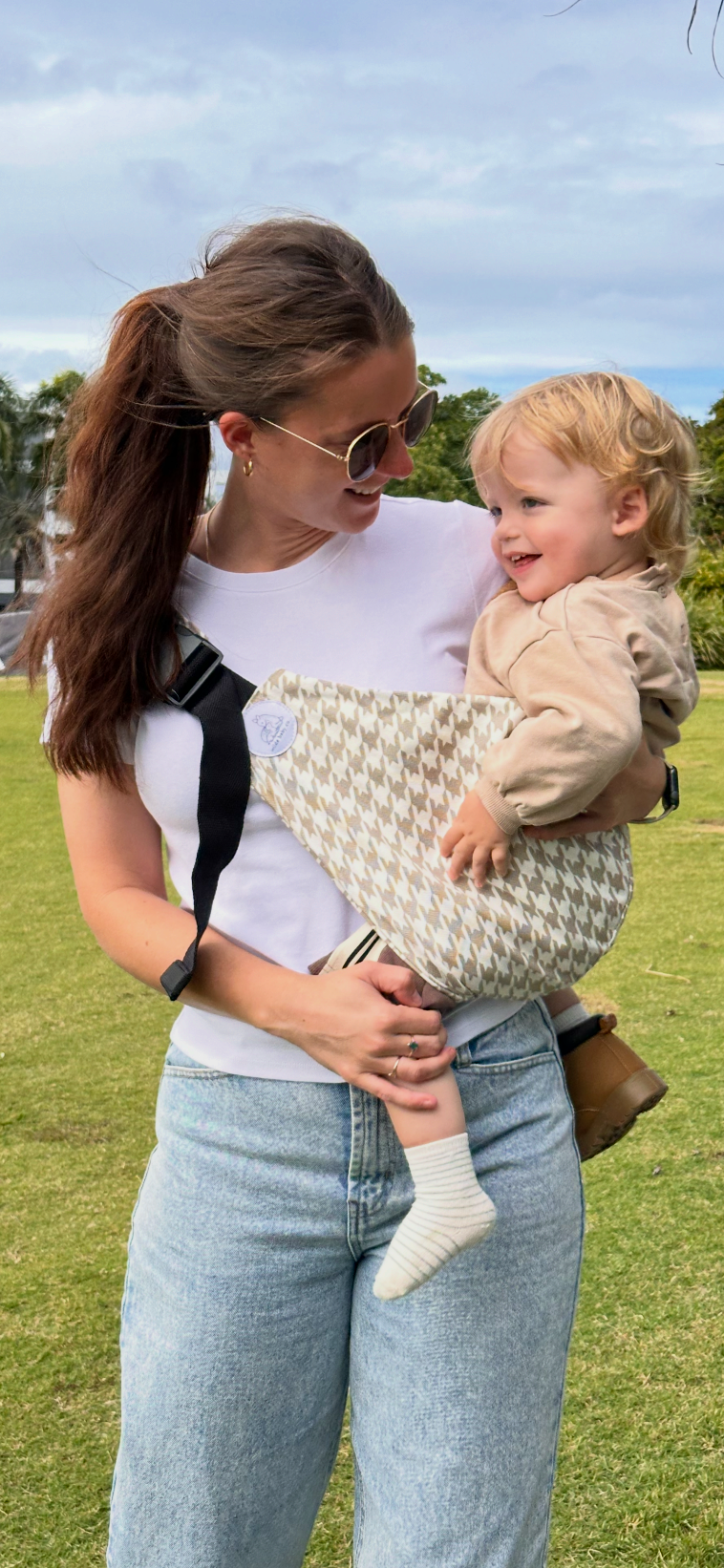 Oat | Mum carrying toddler Outdoors in Ever hip carrier