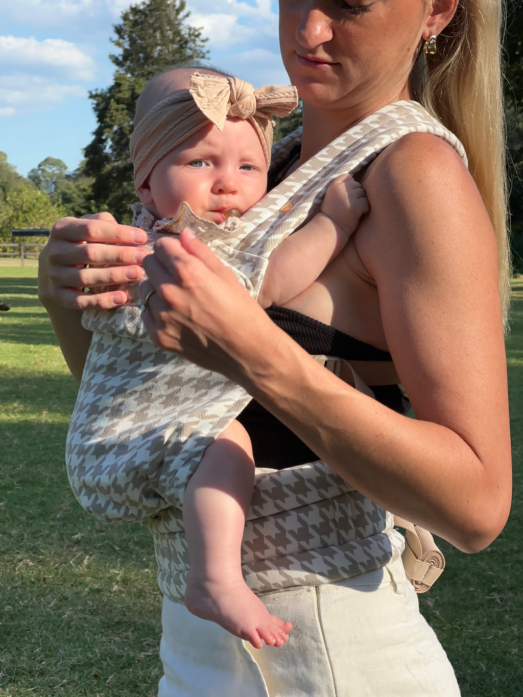 Oat | Mum carrying baby in Haven Carrier outside in nature with tree's side view