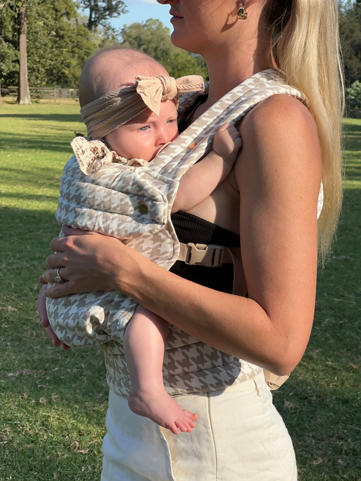 Oat | Mum carrying baby in Haven Carrier outside in nature with tree's side view